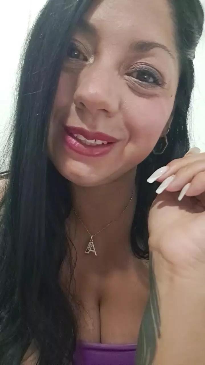 bella_milf1 from Cam4