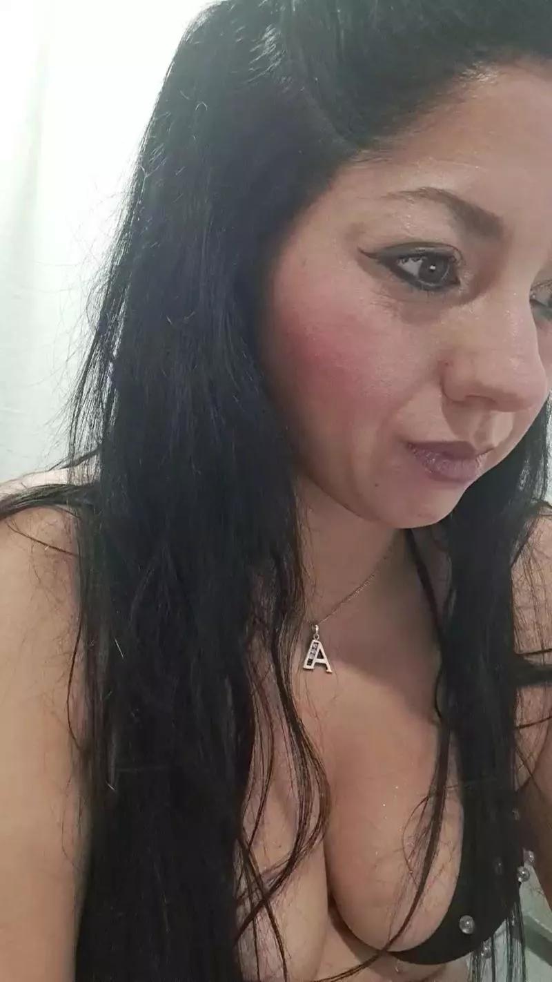 bella_milf1 from Cam4