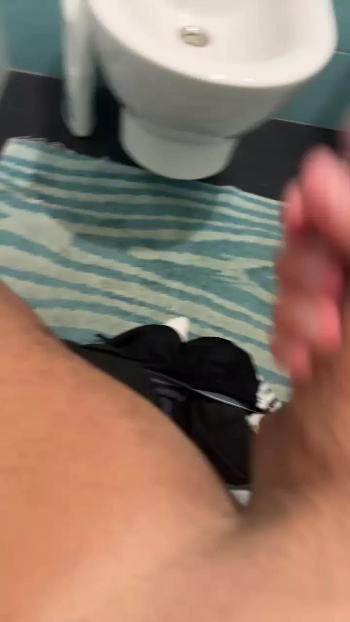 Cazzoneitalian from Cam4