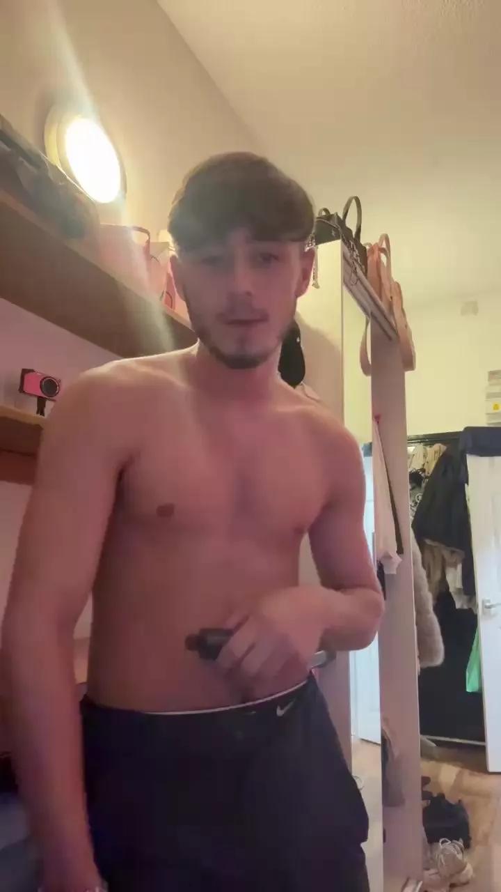 CheekyChap7081 from Cam4