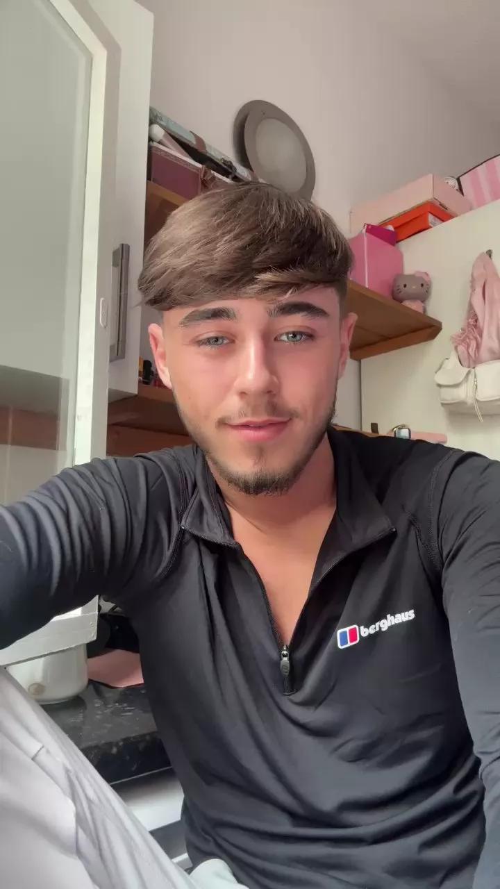 CheekyChap7081 from Cam4