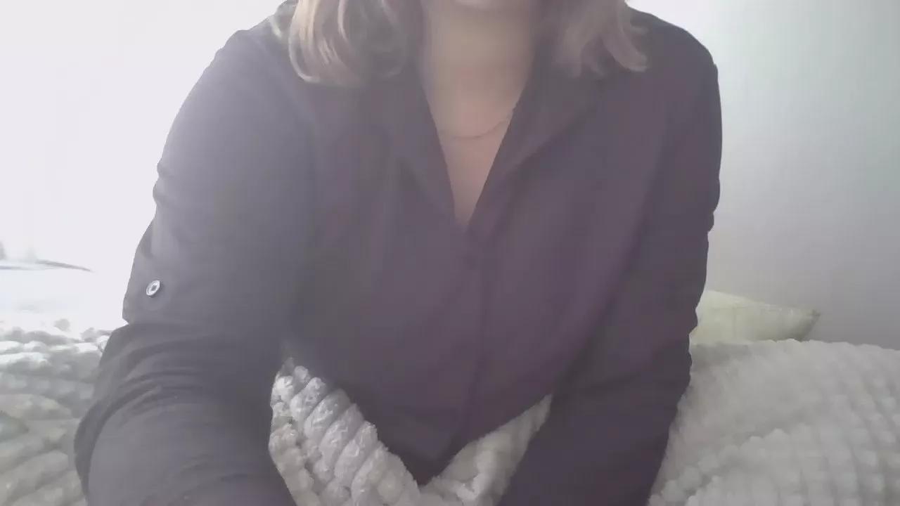 CurvyMaya webcams show profile image 