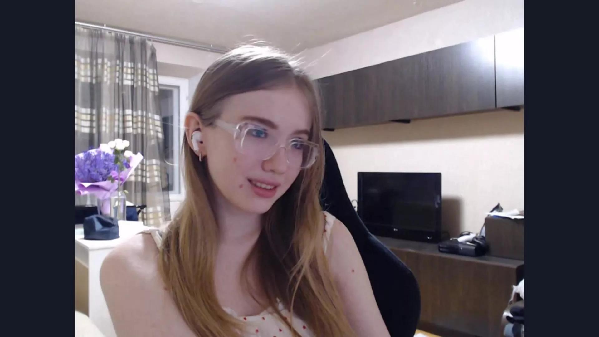 DollyGroves from Cam4