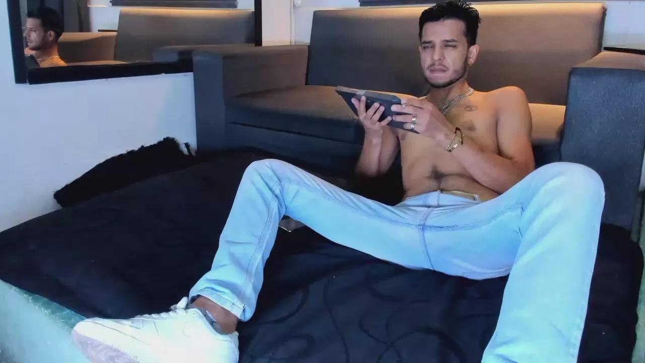 Gollden_dreams on Cam4