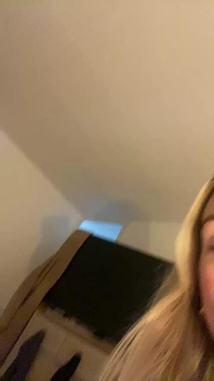 HallieL webcams show profile image 