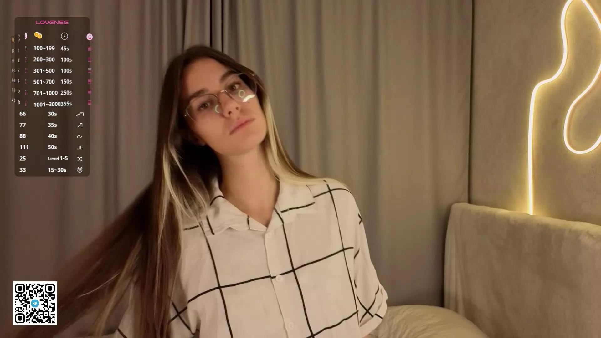 KarlyWixon webcams show profile image 