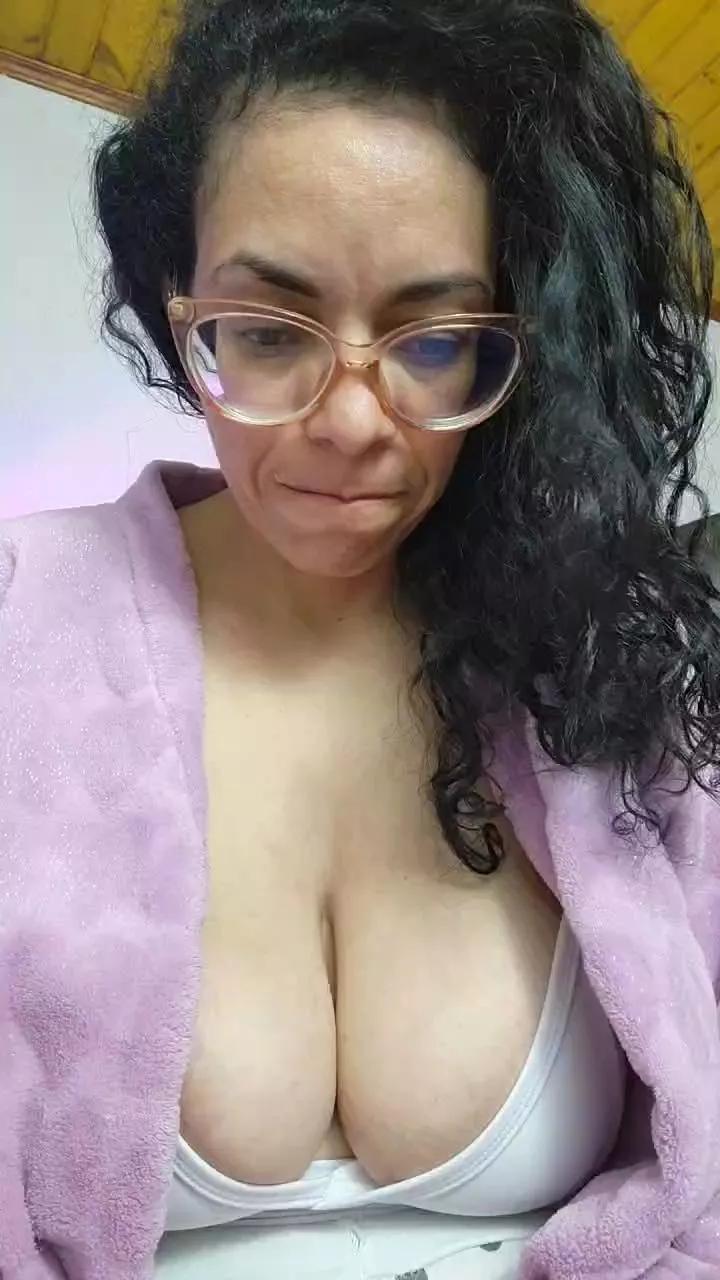 Lucci_Lovee from Cam4