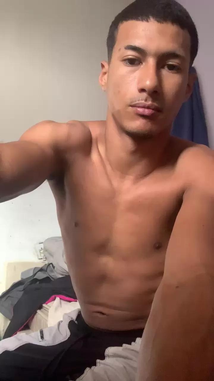 Luizgabriel22 webcams show profile image 