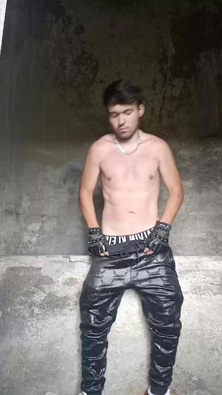 rodrigo1995 from Cam4