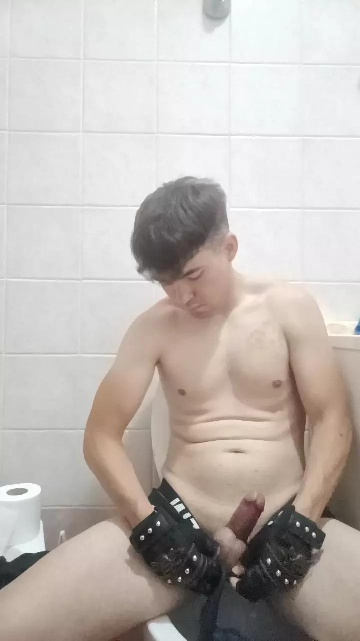 rodrigo1995 from Cam4
