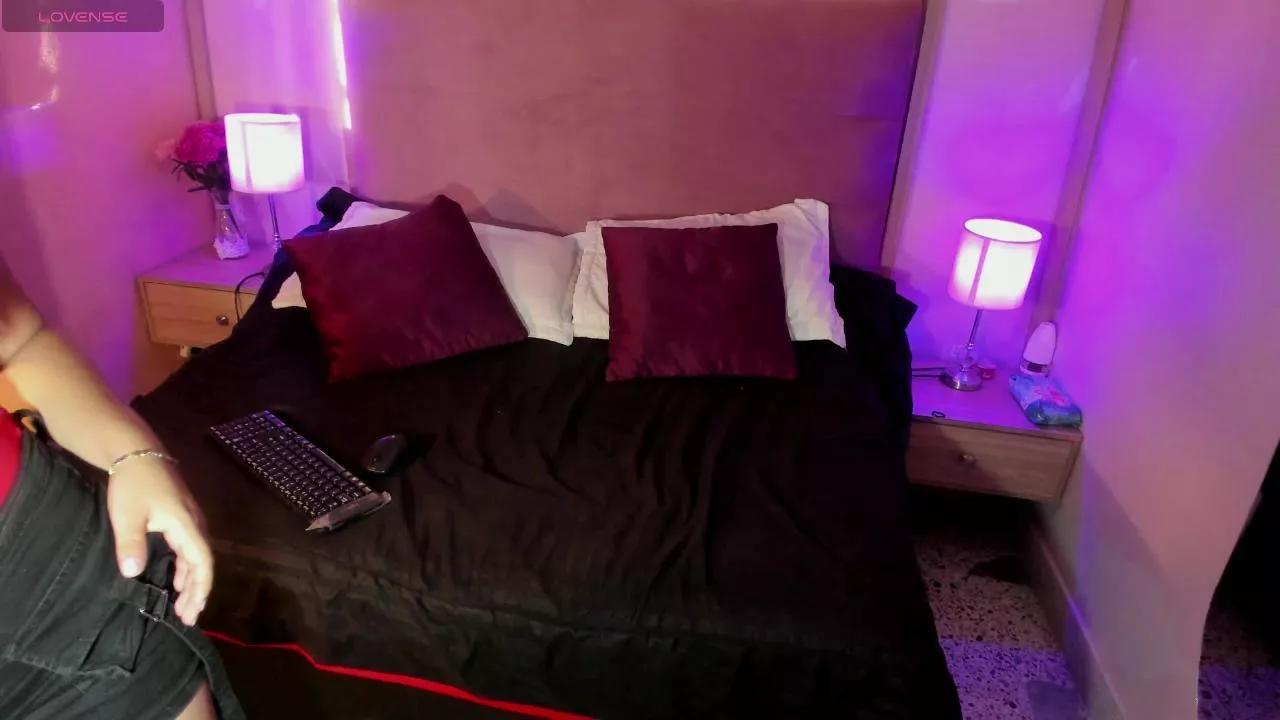 Yara_shine from Cam4