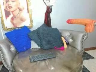 esmeralda-milf on CamSoda