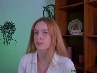 flora-lee on CamSoda