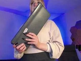 saraa-doll from CamSoda