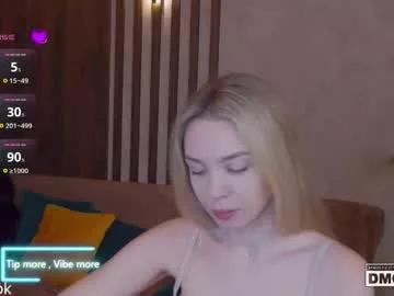 holl1would from Chaturbate