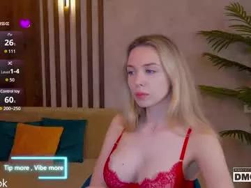 holl1would from Chaturbate