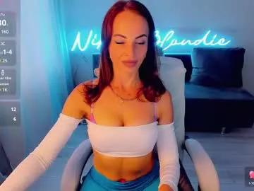 nikki_blondiee from Chaturbate