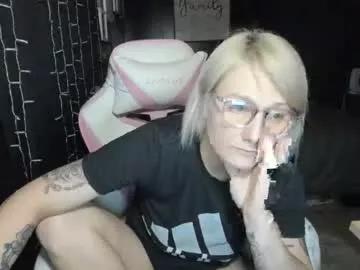 queenbish90 from Chaturbate