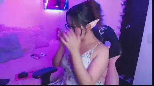 annyaqueenn from Cherry