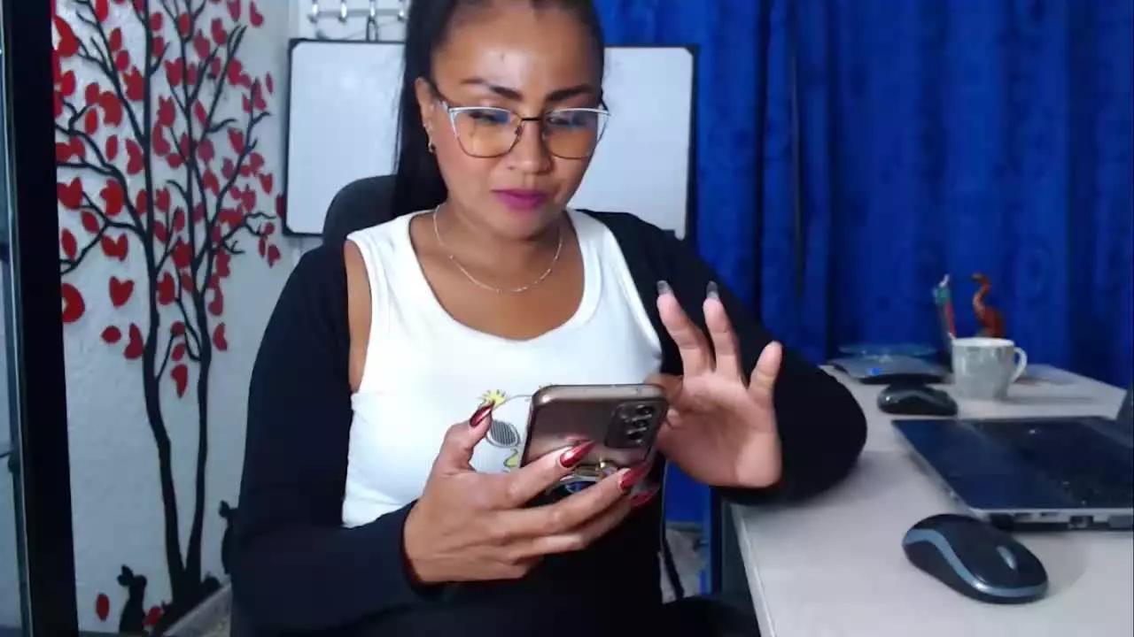 ArianaRodrii webcams show profile image 