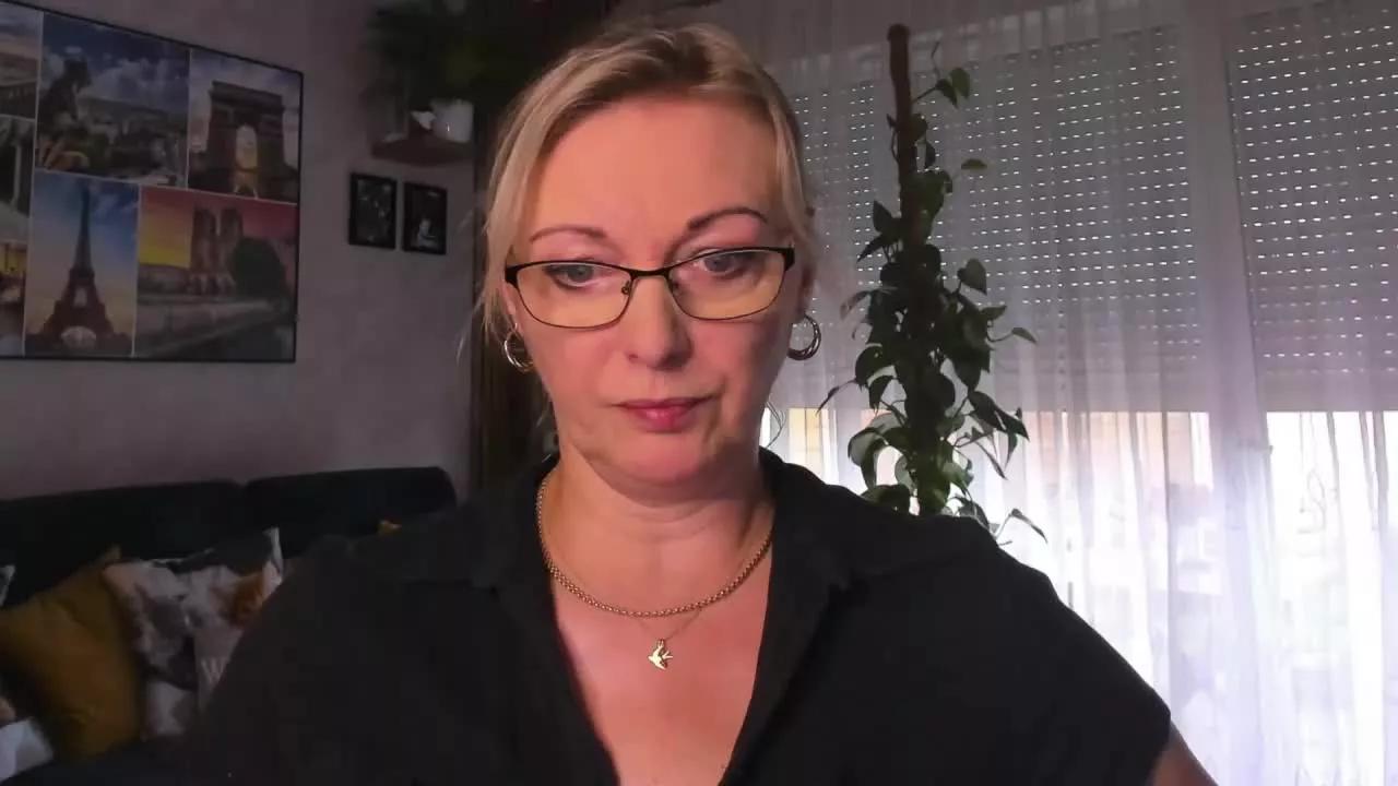 LUXvanessa webcams show profile image 