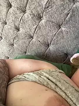 AddictiveRose_25 from StripChat is Freechat