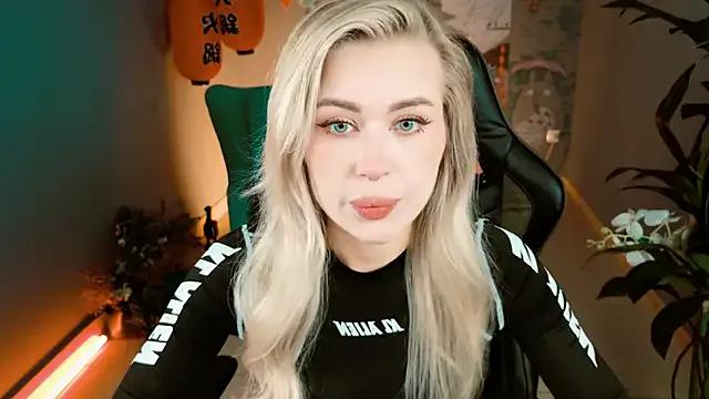 AdelLoys from StripChat is Freechat
