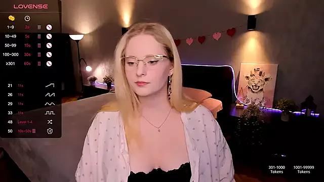 Aemilia_ from StripChat is Freechat