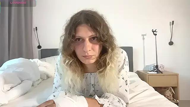 AlicePinkhead from StripChat is Freechat