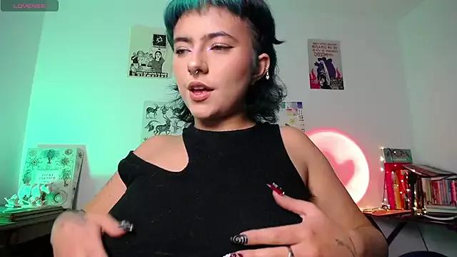 AlmaNanax from StripChat