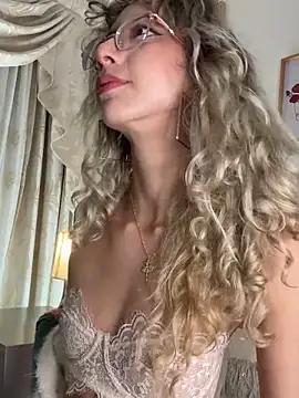 AlmmaMoon from StripChat
