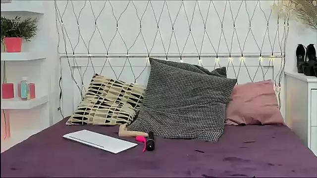 AndreaRussowx from StripChat is Freechat