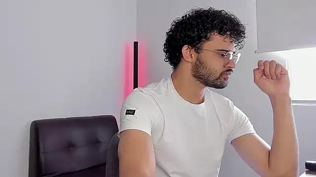 andrewChris_ from StripChat is Freechat