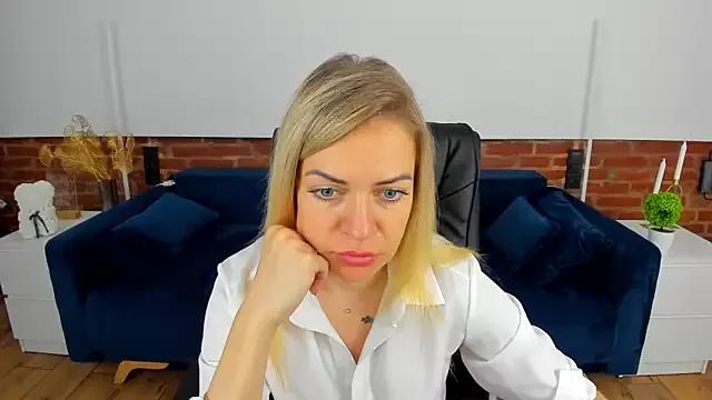 Anna_Snows from StripChat