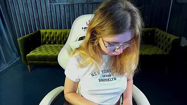 AnnaFoxyy from StripChat