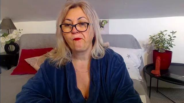 AnnaHot from StripChat