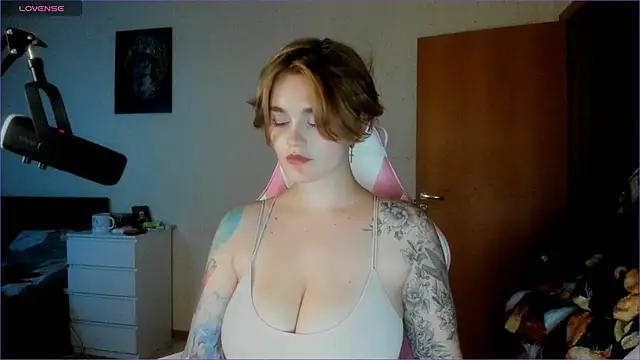 AnnaRoading from StripChat