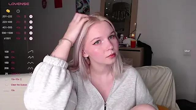 AnnySweetMilk from StripChat is Freechat
