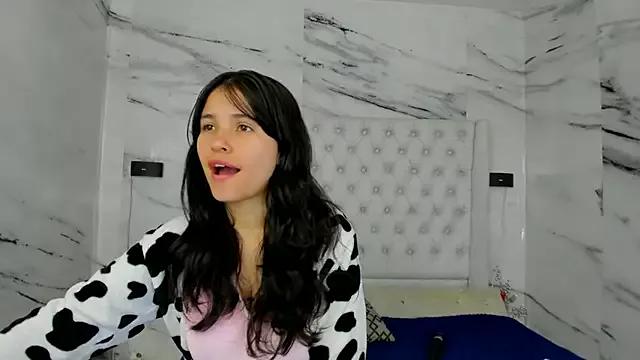 Ari_and_Storm from StripChat is Freechat