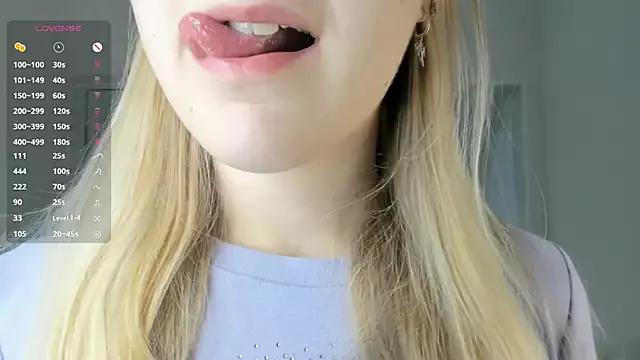 ArianeAumich from StripChat is Freechat