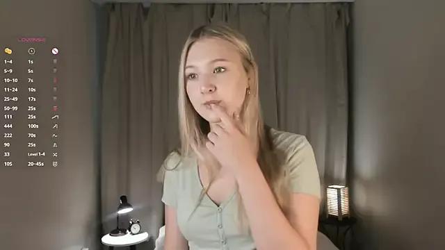 ArianeAumich from StripChat