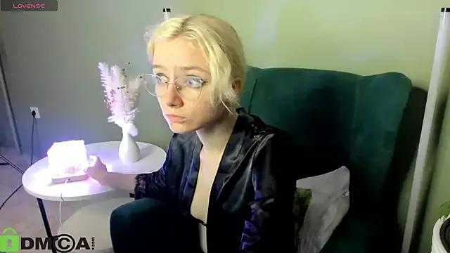 AshlyMiller from StripChat is Freechat