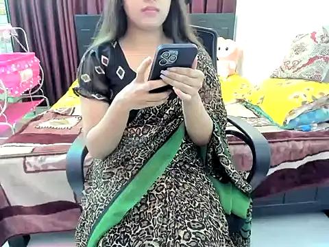 AttractiveQueen2002 from StripChat