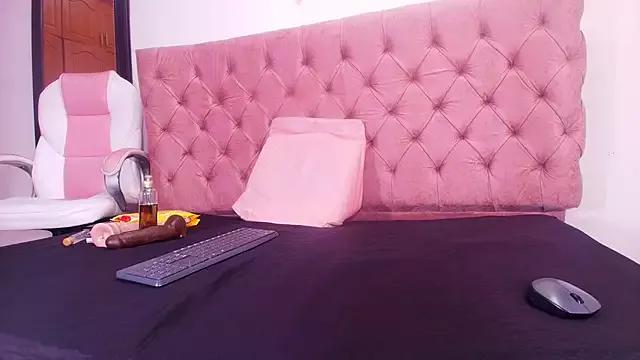 Auroraa_miller from StripChat is Freechat