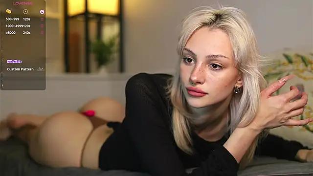 BabeHolly from StripChat