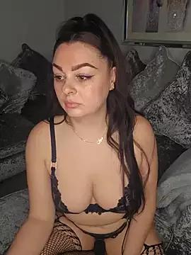 BaddieBellaUK from StripChat is Freechat