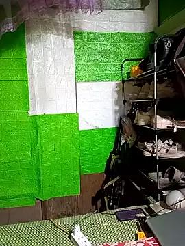 Bee-bgolden from StripChat