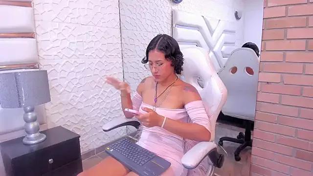 Beella_Rouse from StripChat is Freechat