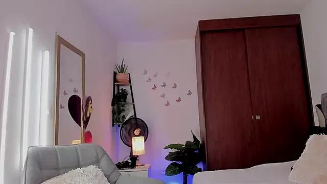 bella_swant1 from StripChat