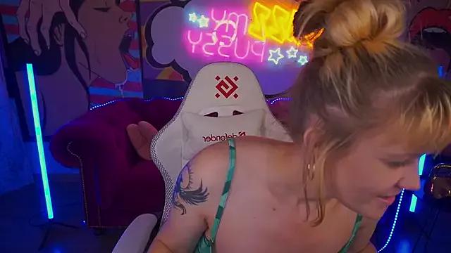 BellaLaPetit from StripChat